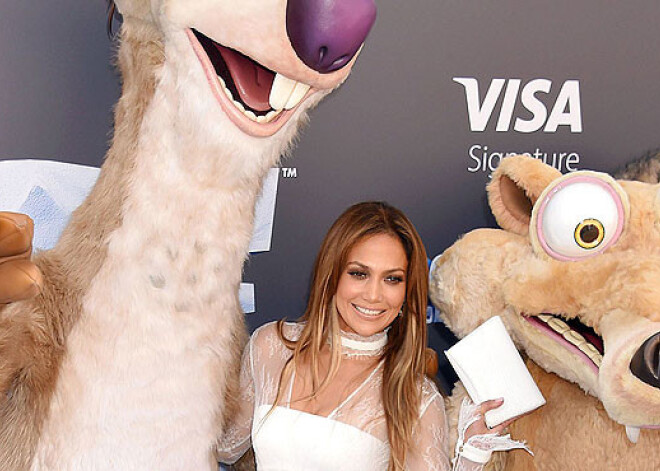 Дженнифер Лопез поразила элегантным нарядом на премьере мультфильма