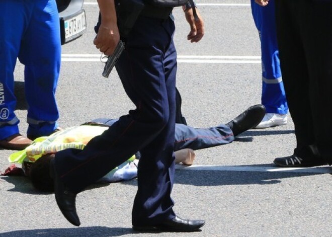 Kazahstānas lielākajā pilsētā uz ielas nošauj vairākus policistus. FOTO