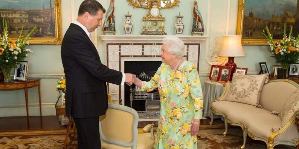 Karaliene Elizabete II, satiekot Vējoni, burtiski staro. FOTO