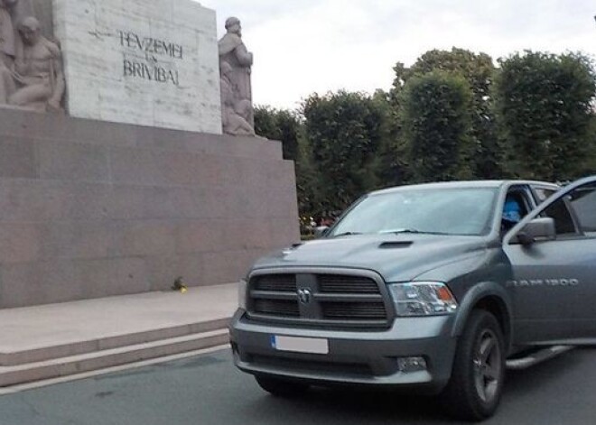 Dienas bilde. Nekaunīgs belģu tūrists noparko auto pie paša Brīvības pieminekļa