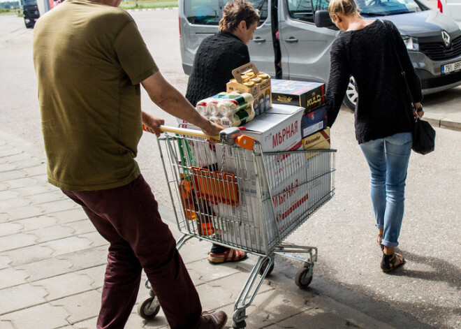 Aizturēti divi cilvēki, kuri Igaunijā mēģinājuši ievest lēto Latvijas alkoholu