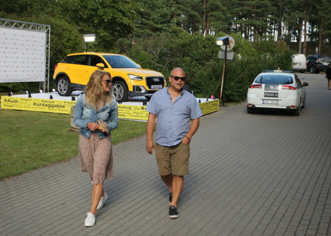 Restorānu īpašnieks Elmārs Tannis ar pavadoni Andru Stiebru festivālā “Positivus 2016”.