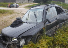 Policija cenšas noskaidrot, kurš no trīs vīriešiem ir vadījis transportlīdzekli.