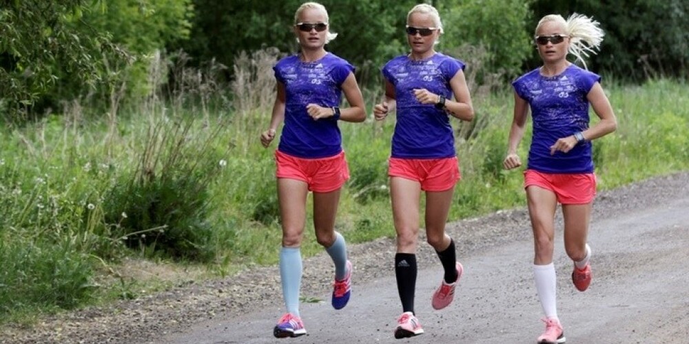 Igauniju olimpiskajās spēlēs pārstāvēs trīs identiskas, blondas, zilacainas maratonskrējējas. FOTO