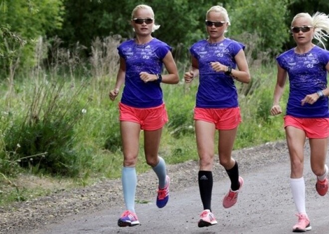 Igauniju olimpiskajās spēlēs pārstāvēs trīs identiskas, blondas, zilacainas maratonskrējējas. FOTO