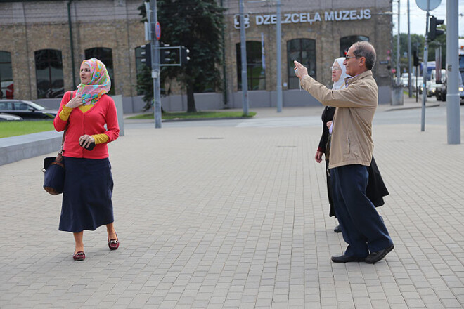 Mahmuds kopā ar ģimeni krāj foto mirkļus un lēnām iepazīst savas jaunās mītnes valsts galvaspilsētu Rīgu.