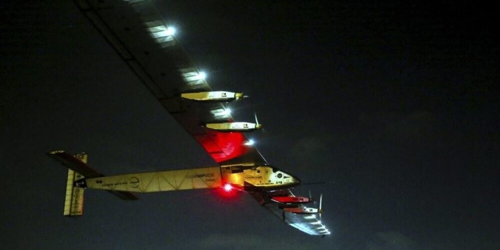 "Solar Impulse 2" dodas pēdējā ceļa posmā no Kairas uz Abū Dabī
