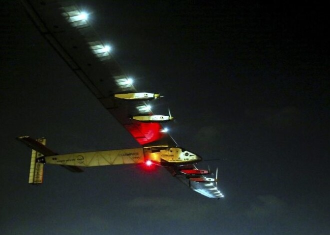 "Solar Impulse 2" dodas pēdējā ceļa posmā no Kairas uz Abū Dabī