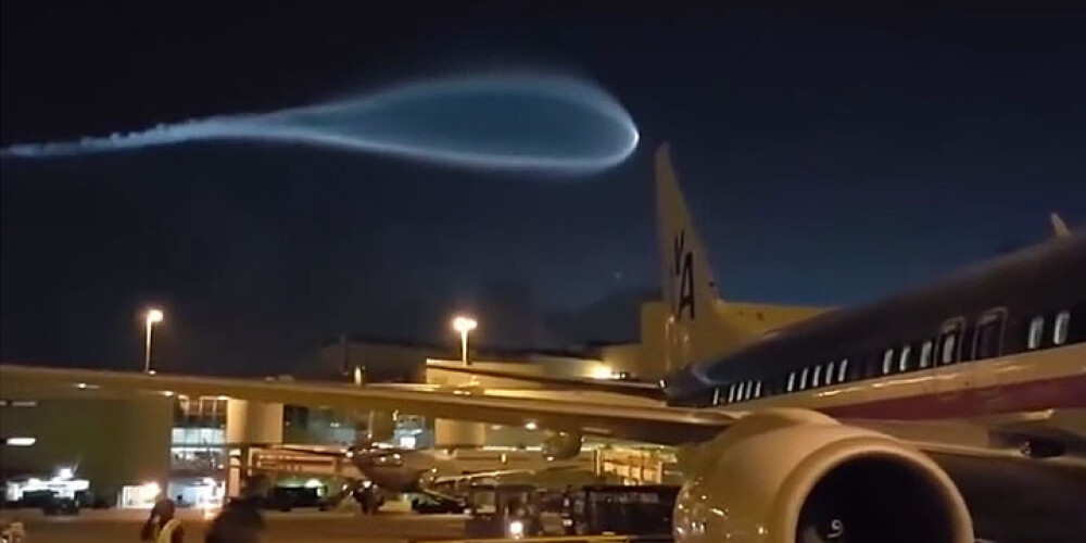 Neizskaidrojama parādība redzēta debesīs virs Maiami lidostas. VIDEO