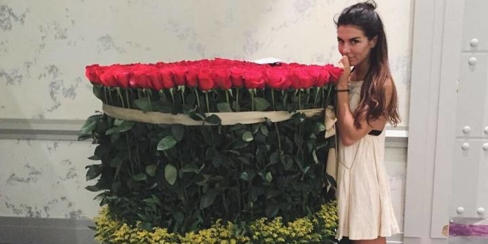 Анна Седокова получила 1000 гигантских роз от нового кавалера