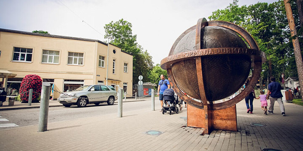 Jūrmalas pilsētvidē atgriezies iecienītais apskates objekts "Globuss." FOTO