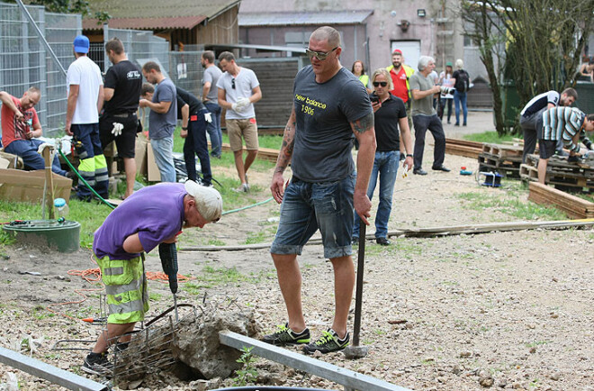 Brīvprātīgo vidū bija santehniķi, galdnieki, būvnieki un citu arodu zinātāji. Kuplā pulkā bija ieradušies suņu pastaigās vedēji un netrūka arī meža sakopēji. Bet basketbolists Kaspars Kambala veica fiziski smagākos darbus.