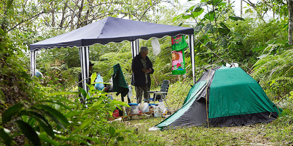 Pikniks ar telti un grilu. Latvijas pilsētām šiem priekiem ir katrai savi noteikumi