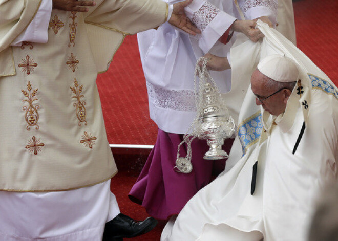 Miljonu acu priekšā pāvests Francisks pakrīt pie altāra. VIDEO