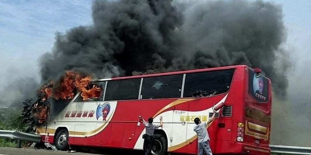 Traģēdija Taivānā: tūristu autobusā sadeg 26 cilvēki