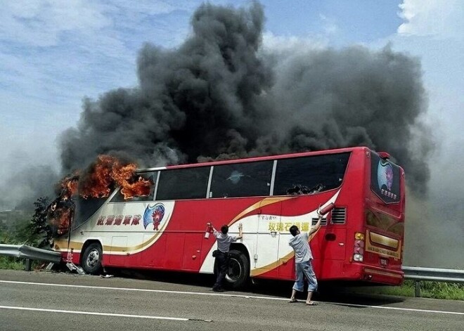 Traģēdija Taivānā: tūristu autobusā sadeg 26 cilvēki