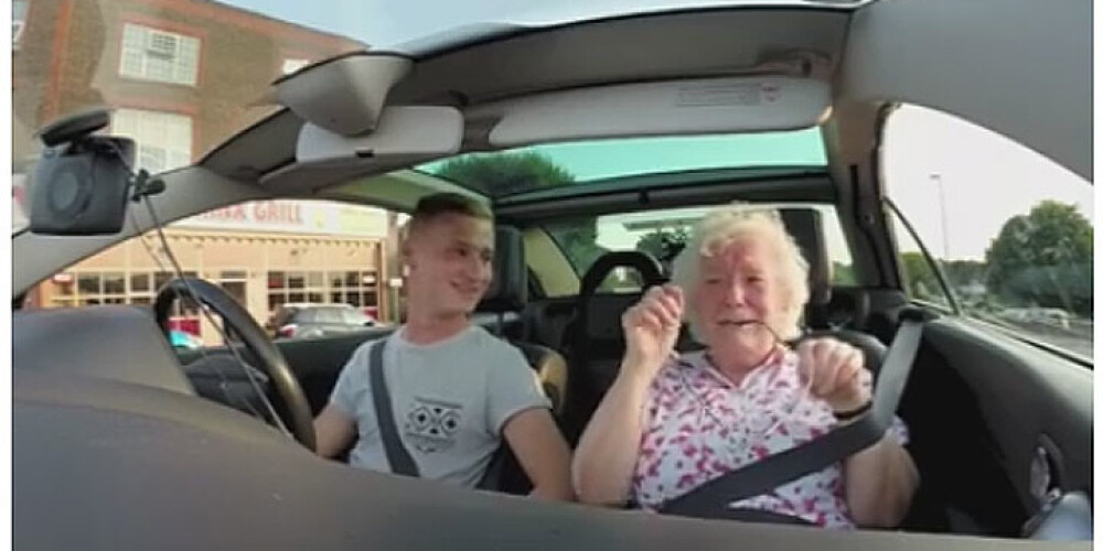 Mazdēla dzimšanas dienas pārsteigums aizkustina vecmāmiņu līdz asarām. VIDEO