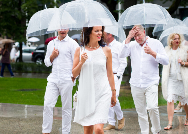 28. jūlijā Rīgā norisinājās jau otrais „L’elegante Pop-Up Picnic” – ballīte visa baltā. Piknikā Latvijas Nacionālā mākslas muzeja pakājē piedalījās 800 piknikotāji.