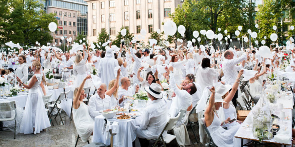 Elegantais pop-up pikniks baltā šogad pulcē 800 dalībnieku. FOTO
