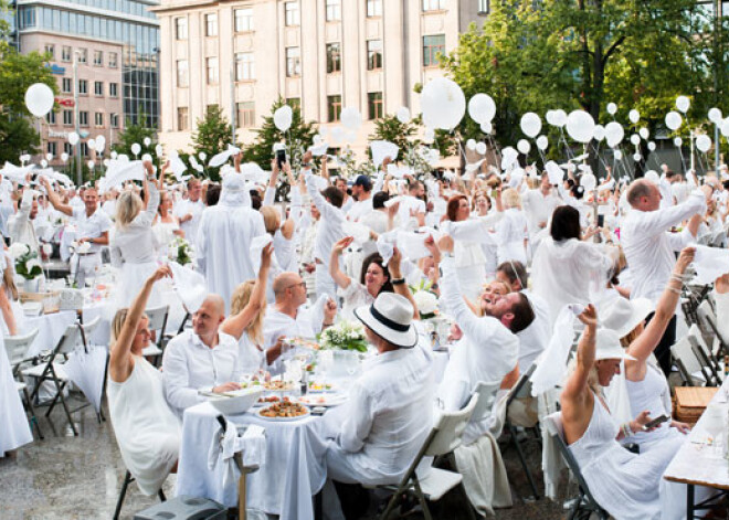 Elegantais pop-up pikniks baltā šogad pulcē 800 dalībnieku. FOTO