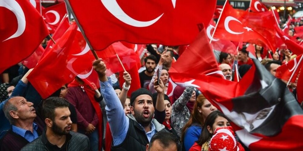 Ķelnē notiks turku demonstrācija Erdoana atbalstam