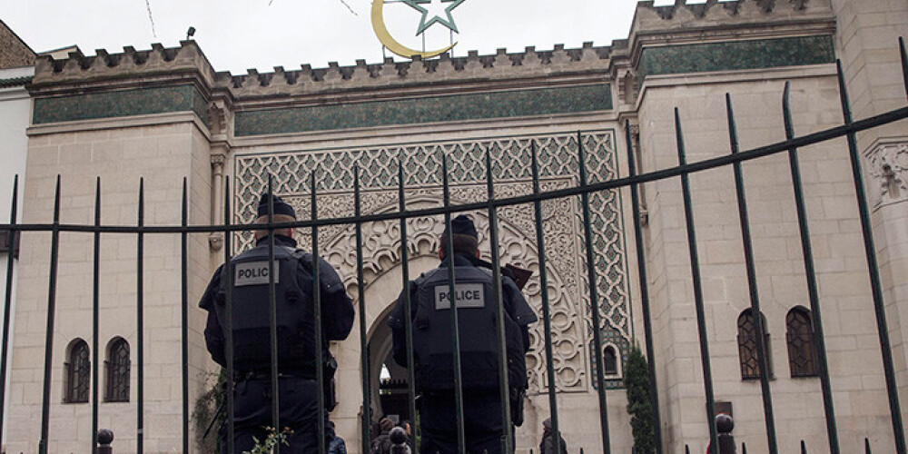 Francijā slēgtas 20 mošejas, kurās sludināts radikālais islāms