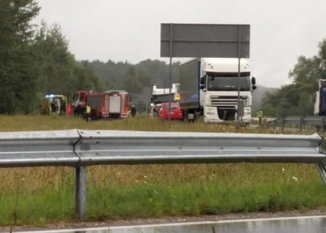 Traģēdija uz Jelgavas apvedceļa: avārijā bojā gājis bērns, vēl divi nogādāti slimnīcā