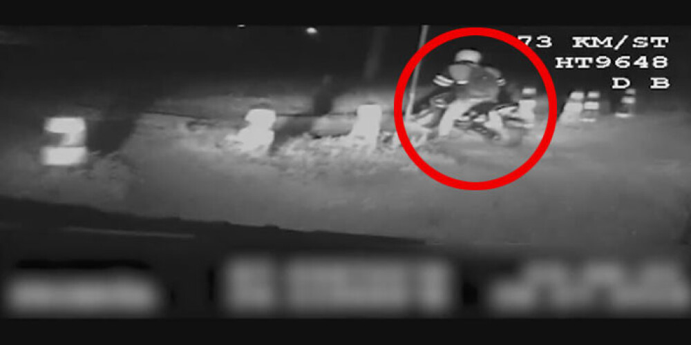 Pārgalvīgs jaunietis ar paštaisītu mopēdu bēg no policijas un avarē. VIDEO