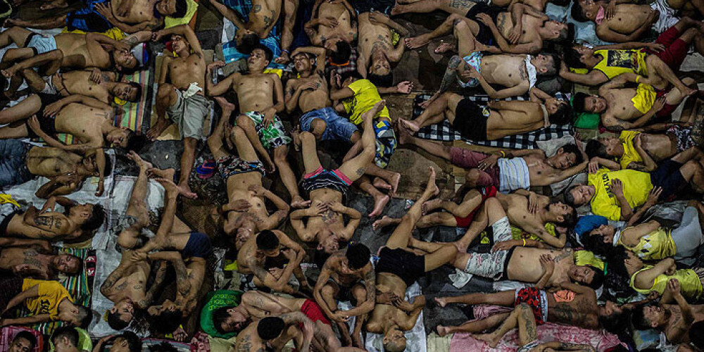 Kā siļķes mucā -  tā dzīvo cietumnieki Filipīnās. FOTO