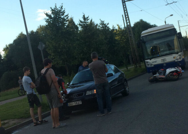 Motocikla avārija otrdienas vakarā Valdeķu ielā. Aculiecinieka FOTO