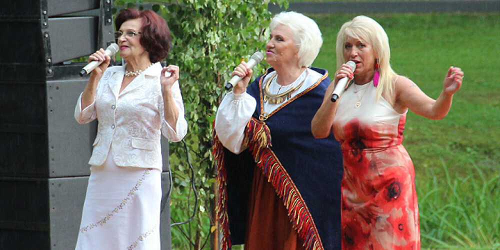 Trīs slavenas Olgas – Rajecka, Dreģe un Freiberga – Lielvārdē dzied, dejo un izklaidē. FOTO