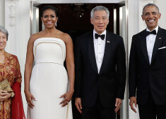 Obamu pāris, sagaidot Baltajā namā Singapūras premjerministru un viņa kundzi. Par godu Svinīgajai pieņemšanai ASV pirmā lēdija Mišela Obama izvēlējusies amerikāņu dizainera Brendona Maksvela tērpu. Starp citu, viņš ir ekstravagantās dziedātājas Lady Gaga stilists!