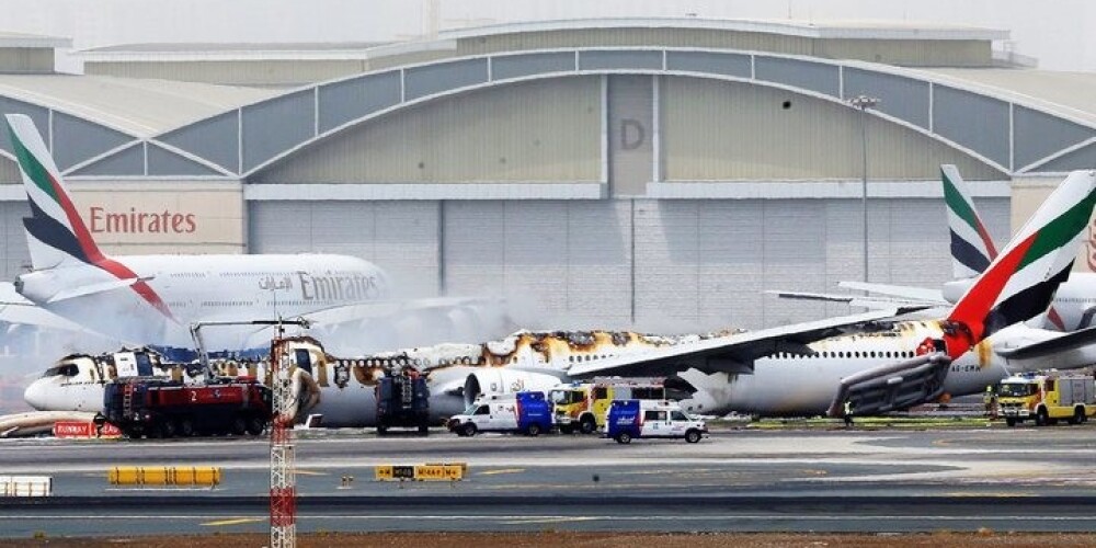 Par mata tiesu: lidmašīnas pasažieri Dubaijā ielūkojās acīs nāvei. VIDEO. FOTO