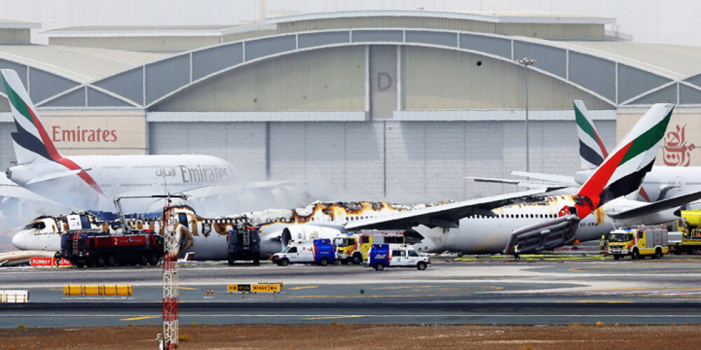 Lidostā Dubaijā nosēšanās laikā avarē lidmašīna. FOTO.VIDEO