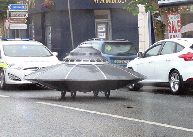 Sirēnas Īrijas ielās: policijas ekipāža dzenas pakaļ NLO. VIDEO