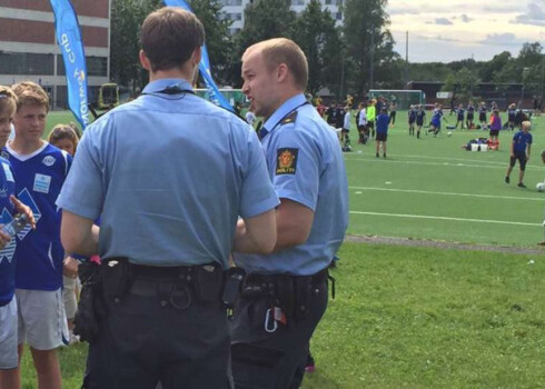 Policisti sarunājas ar "Herd" jaunajiem futbolistiem.