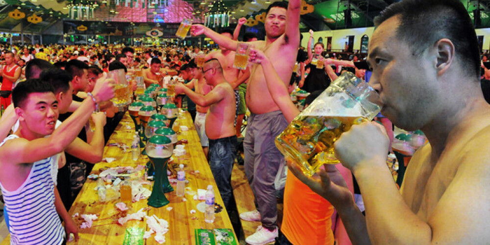 Tā alus festivālā uzvedas ķīnieši. FOTOREPORTĀŽA