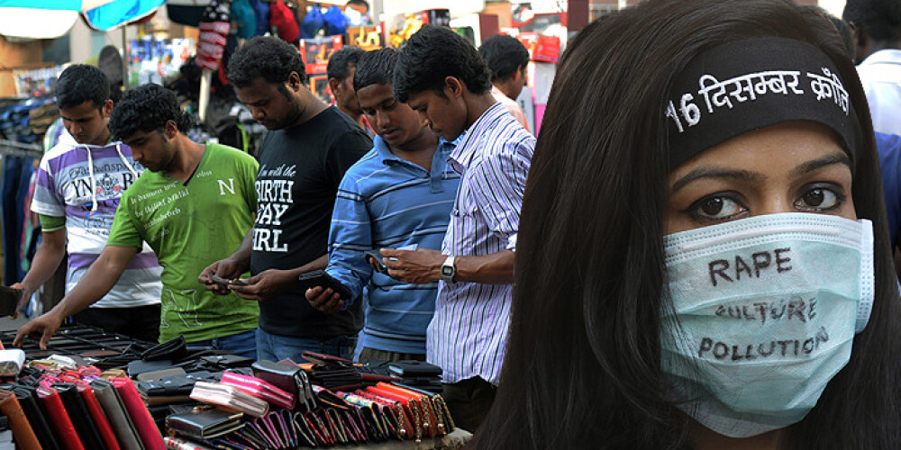 Brutālu izvarošanu klipus tirgū Indijā pārdod kā sadzīves niekus. FOTO