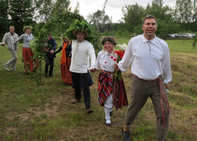 Olga ne tikai bieži priecē ar savu uzstāšanos citu ļaužu svētkos, bet arī pati savās mājās rīko lustīgas draugu kopāsanākšanas.