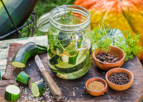 Lai kabaču raža neiet zudumā, tos var ātri un vienkārši pagatavot gan tūlītējai ēšanai, gan ziemai.