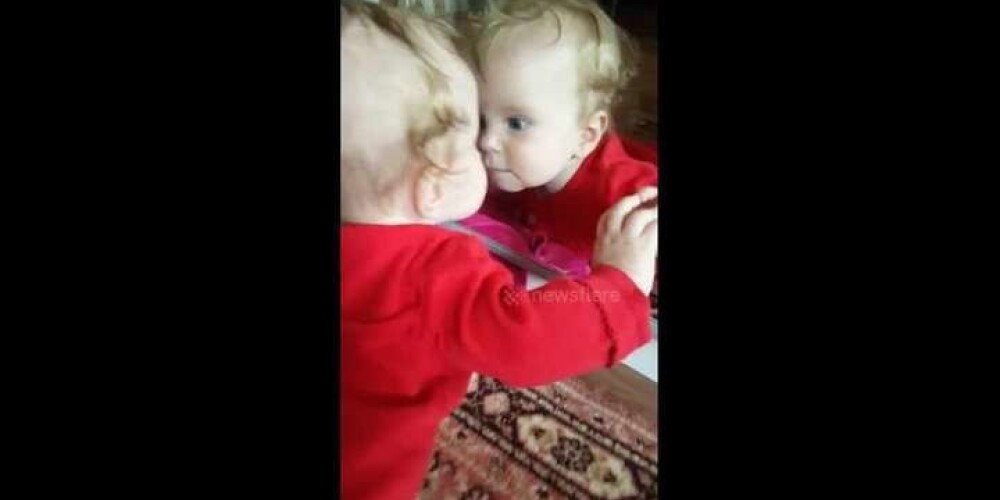 Burvīga mazulīte pirmo reizi sevi ierauga spogulī. VIDEO