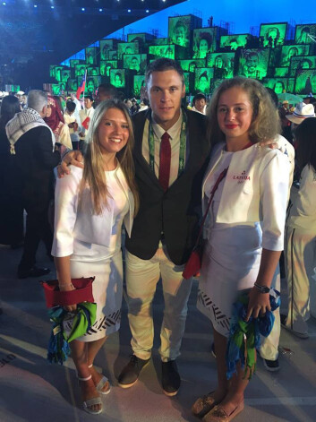 Jaunā latviešu burātāja Ketija Birzule Rio Olimpisko spēļu atklāšanas ceremonijā kopā ar divkārtējo pasaules čempionu BMX riteņbraukšanā Māri Štrombergu un Latvijas tenisisti Aļonu Ostapenko.