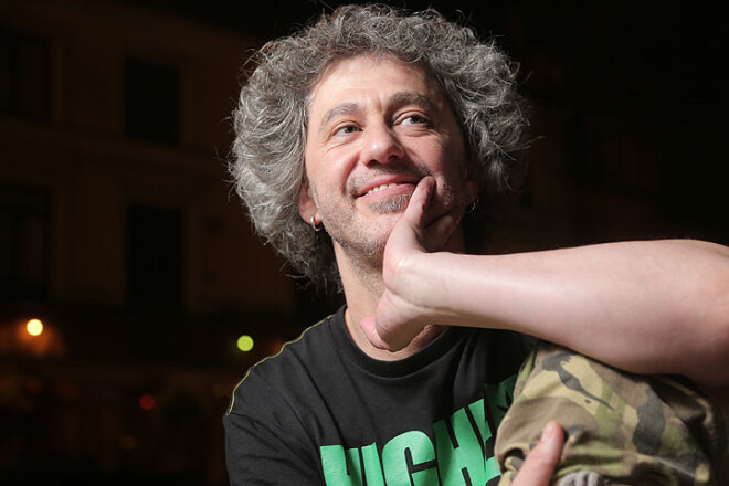 Horens muzicē divās grupās un darbojas bārā Cuba Cafe. To gan viņš nevēlas saukt par darbu, bet par dzīvesveidu.