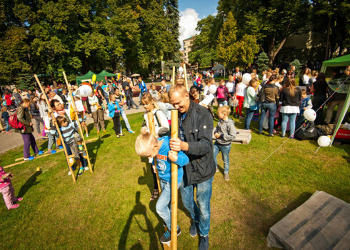 Pasākuma sauklis un vadmotīvs ir: “Tēva diena katru dienu!”.