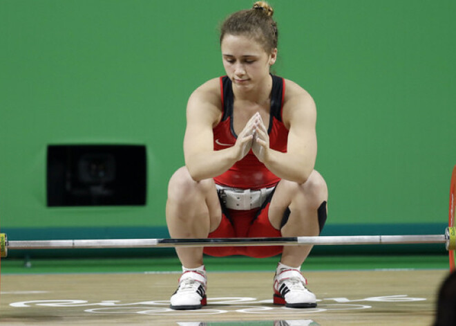 Mūsu olimpisko varoni Rebeku Kohu ciematā sagaida ar ziediem un atbalsta plakātu. FOTO
