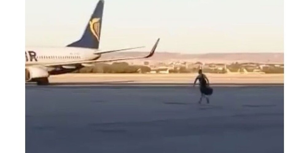 Visai neparasts veids, kā pagūt uz "Ryanair" reisu. VIDEO