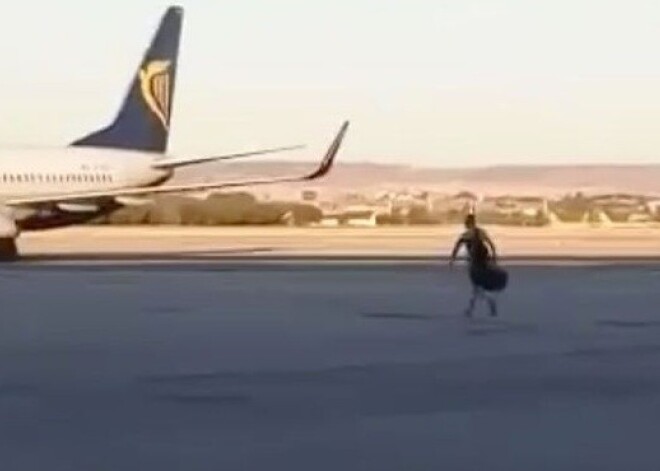 Visai neparasts veids, kā pagūt uz "Ryanair" reisu. VIDEO