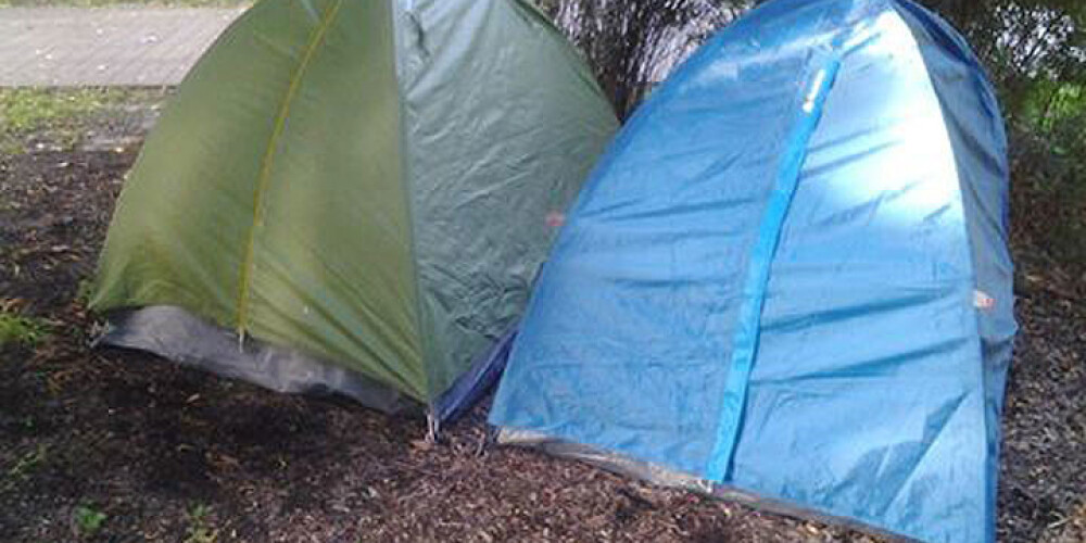 Vērmanes dārzā četri studenti no Turcijas uzslien teltis