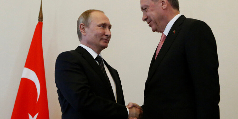 Erdogans Sanktpēterburgā nodēvē Putinu par "savu dārgo draugu"