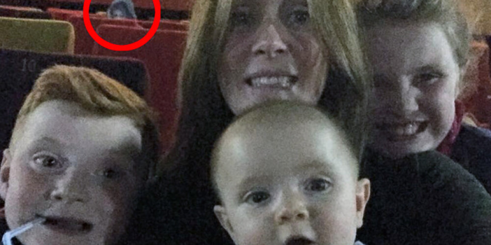 Mamma ar bērniem aizgāja uz kino. Vēlāk selfijā viņi ierauga ko mistiski šausmīgu... FOTO